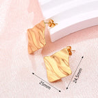24.5 X25mm (Needle Thickness: 0.7) / Pleated Irregular Square Earrings (Gold) / 1 Pair/Package