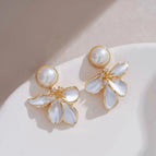 White Earrings D41