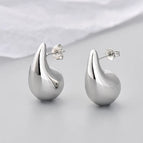 Comma Stud Earrings (Medium White Gold)