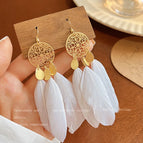 32-Go to the Place with Wind with the Same White Feather Ear Hook 682