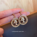 BL0933 Letter Circle Avatar Gold