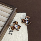 Silver Needle-Dark Coffee Leopard Print Three-leaf Flower