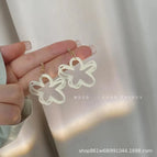 White Hollow Flowers [Earrings]
