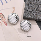 19mm (Needle Thickness: 0.7mm) / V-Shaped Striped round Earrings (Steel Color) / 1 Pair/Package